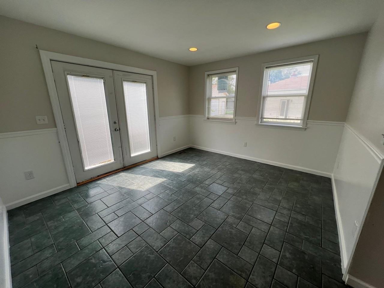 28033 Rosemont St - Photo 6 of 14
