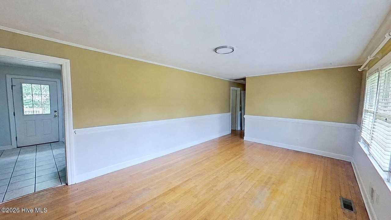 214 Huntington Rd - Photo 2 of 20