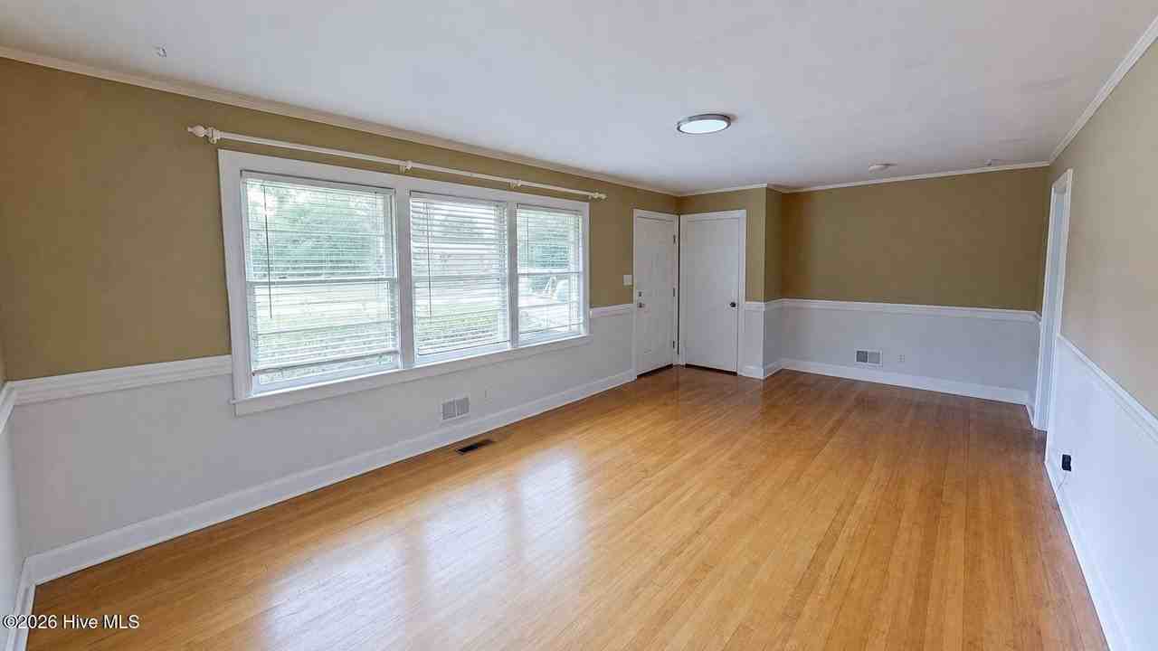 214 Huntington Rd - Photo 3 of 20