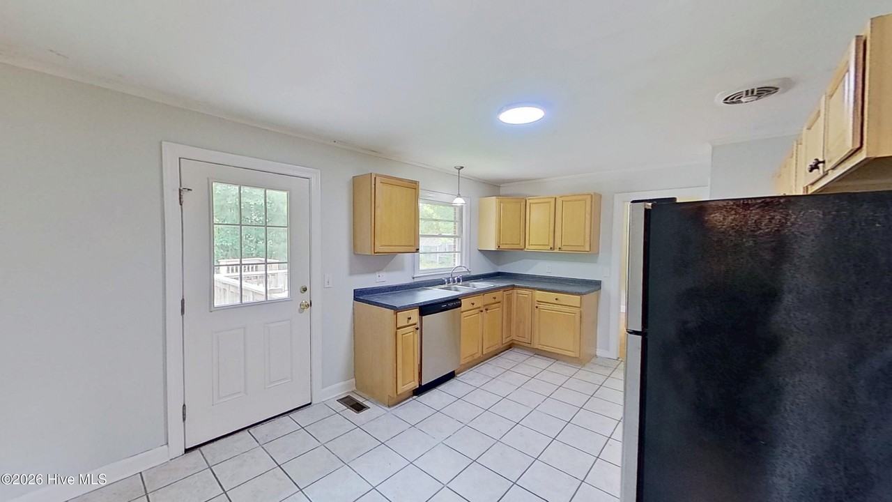 214 Huntington Rd - Photo 4 of 20