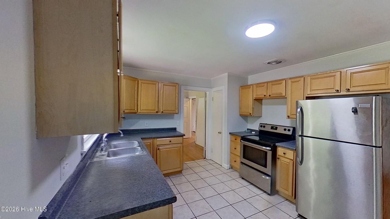 214 Huntington Rd - Photo 5 of 20