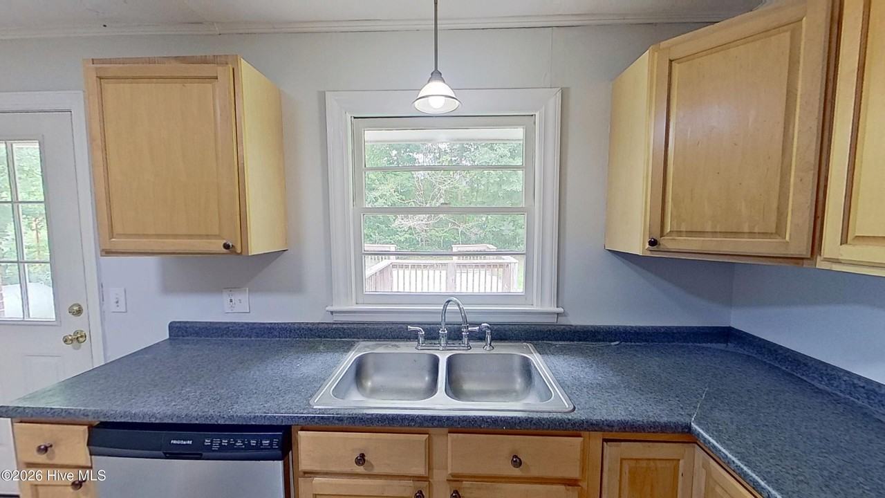 214 Huntington Rd - Photo 6 of 20