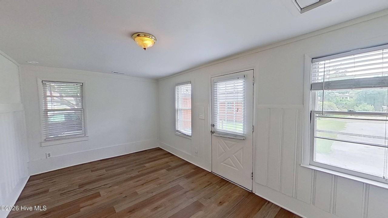 1314 Queen St - Photo 3 of 20