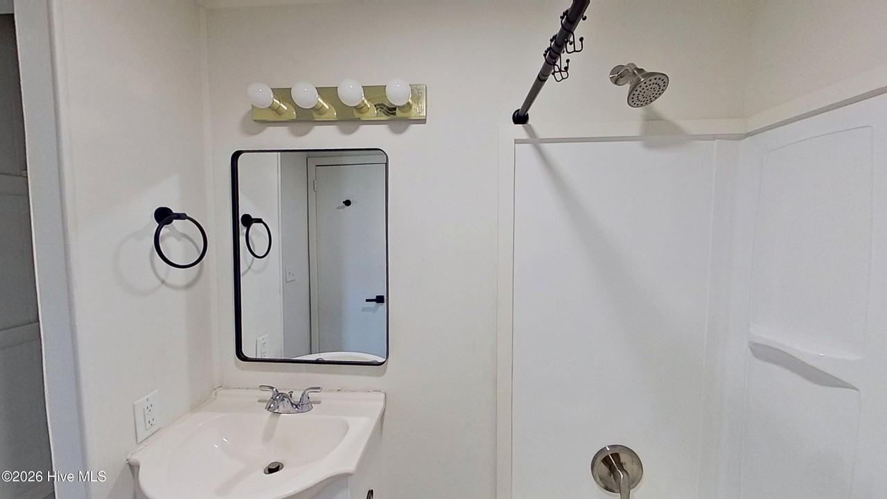1314 Queen St - Photo 4 of 20
