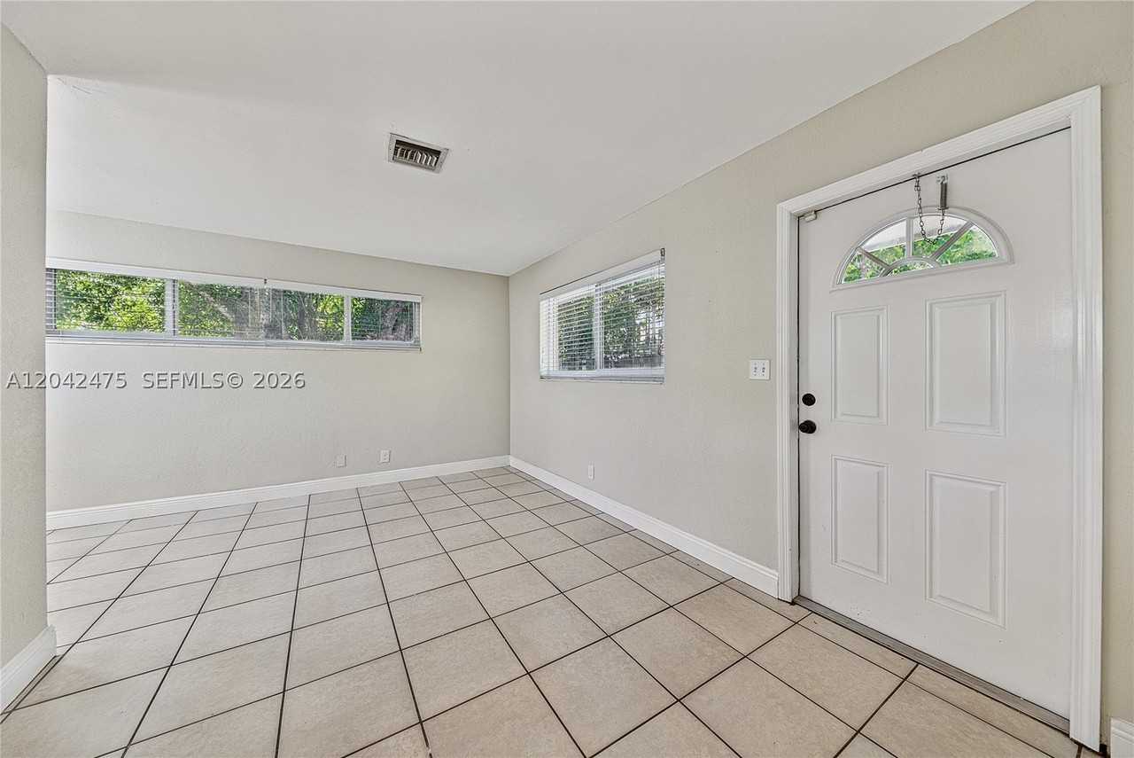606 Sw 16th St - Photo 5 of 13
