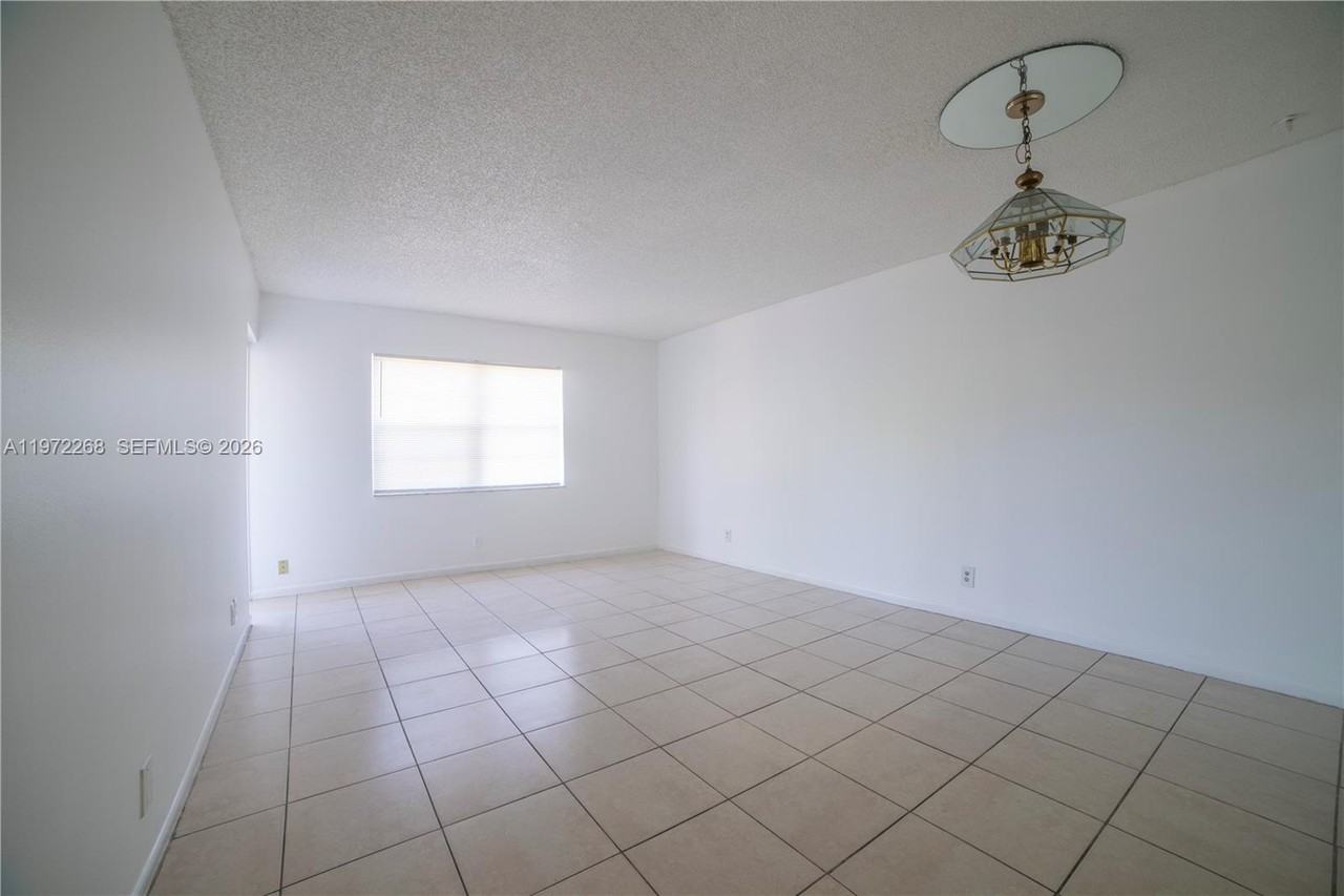 251 Se 6th Ave - Photo 2 of 8