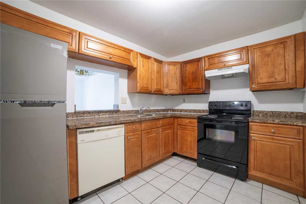251 Se 6th Ave - Photo 3 of 8