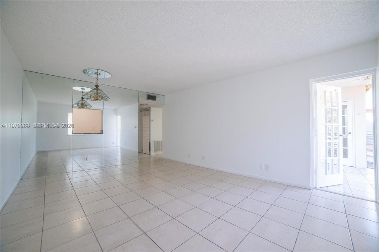 251 Se 6th Ave - Photo 4 of 8