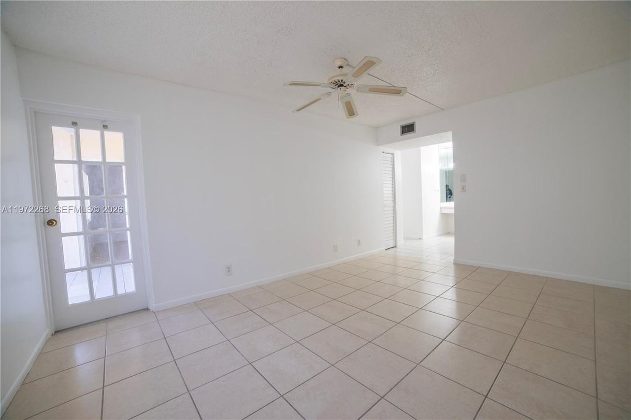 251 Se 6th Ave - Photo 5 of 8