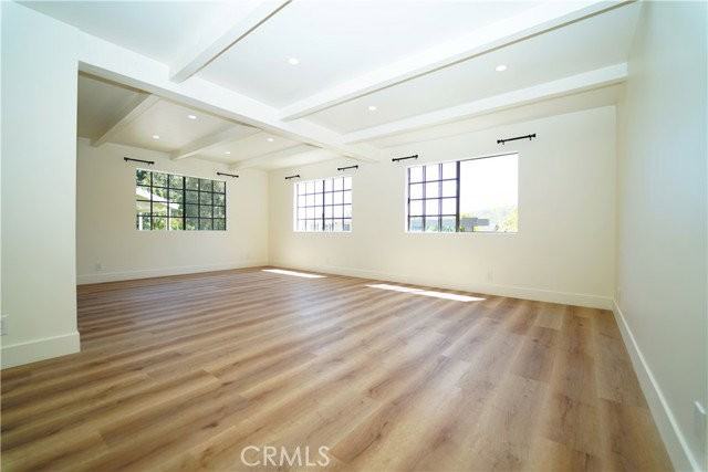 2615 Manhattan Ave - Photo 6 of 8