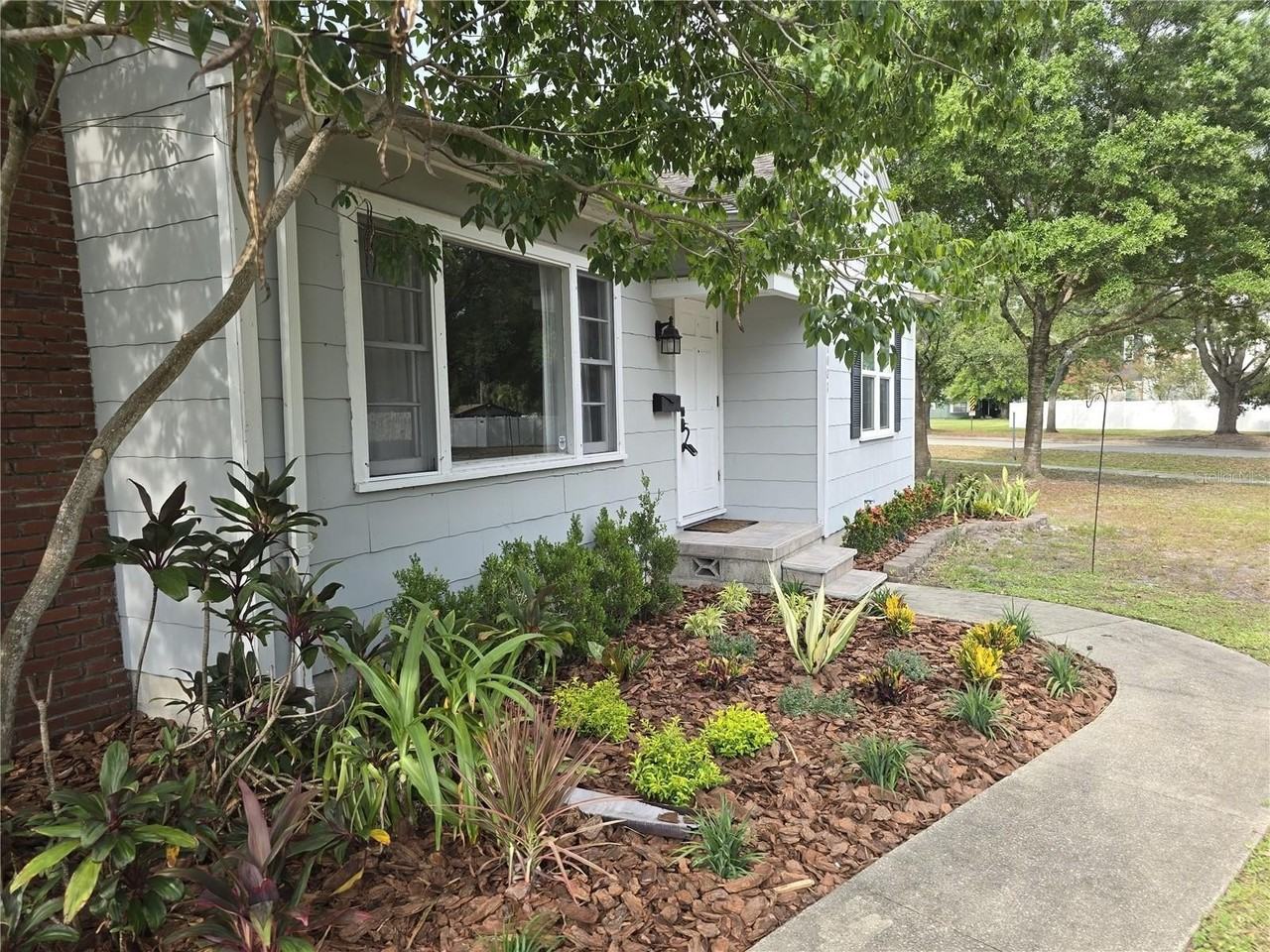 1001 W Beacon Ave - Photo 2 of 17