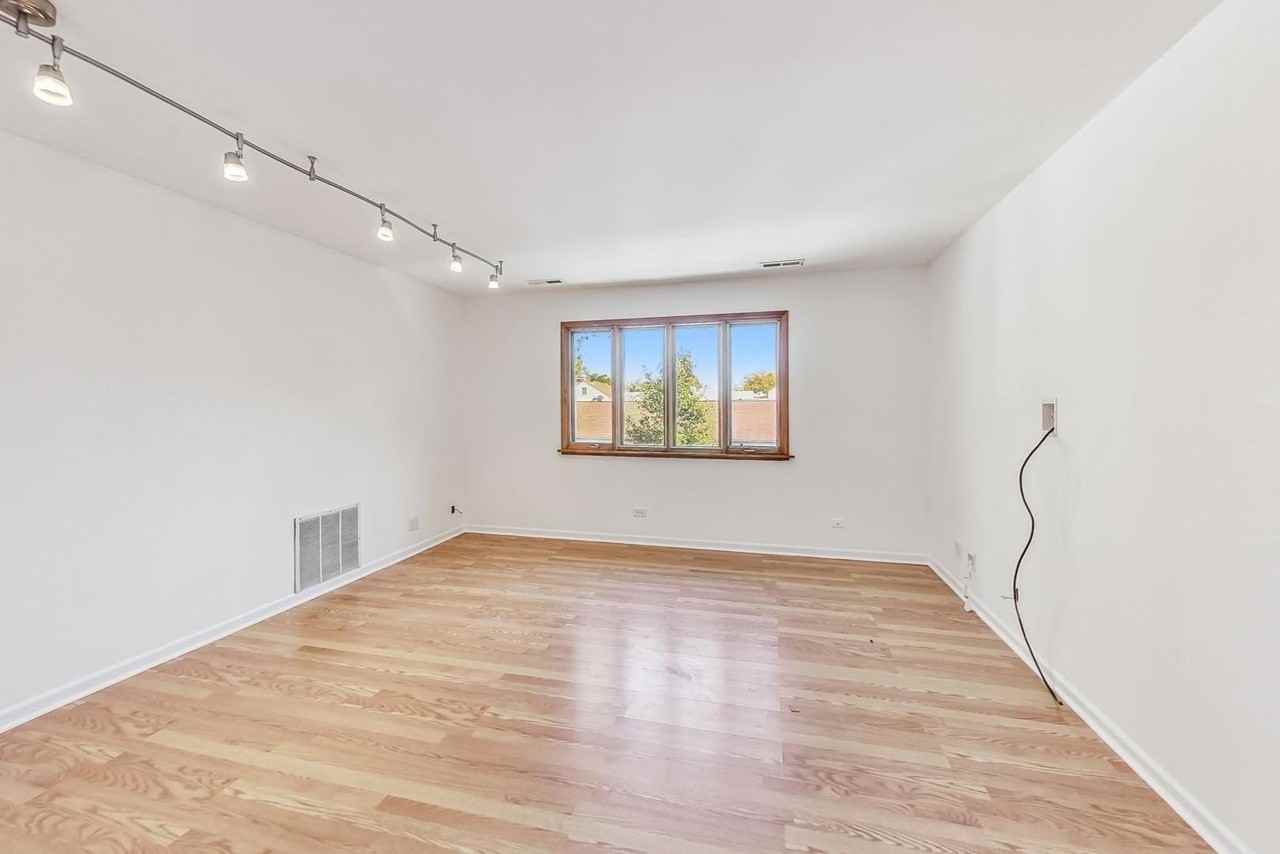 4234 N Mcvicker Ave #2 - Photo 5 of 37
