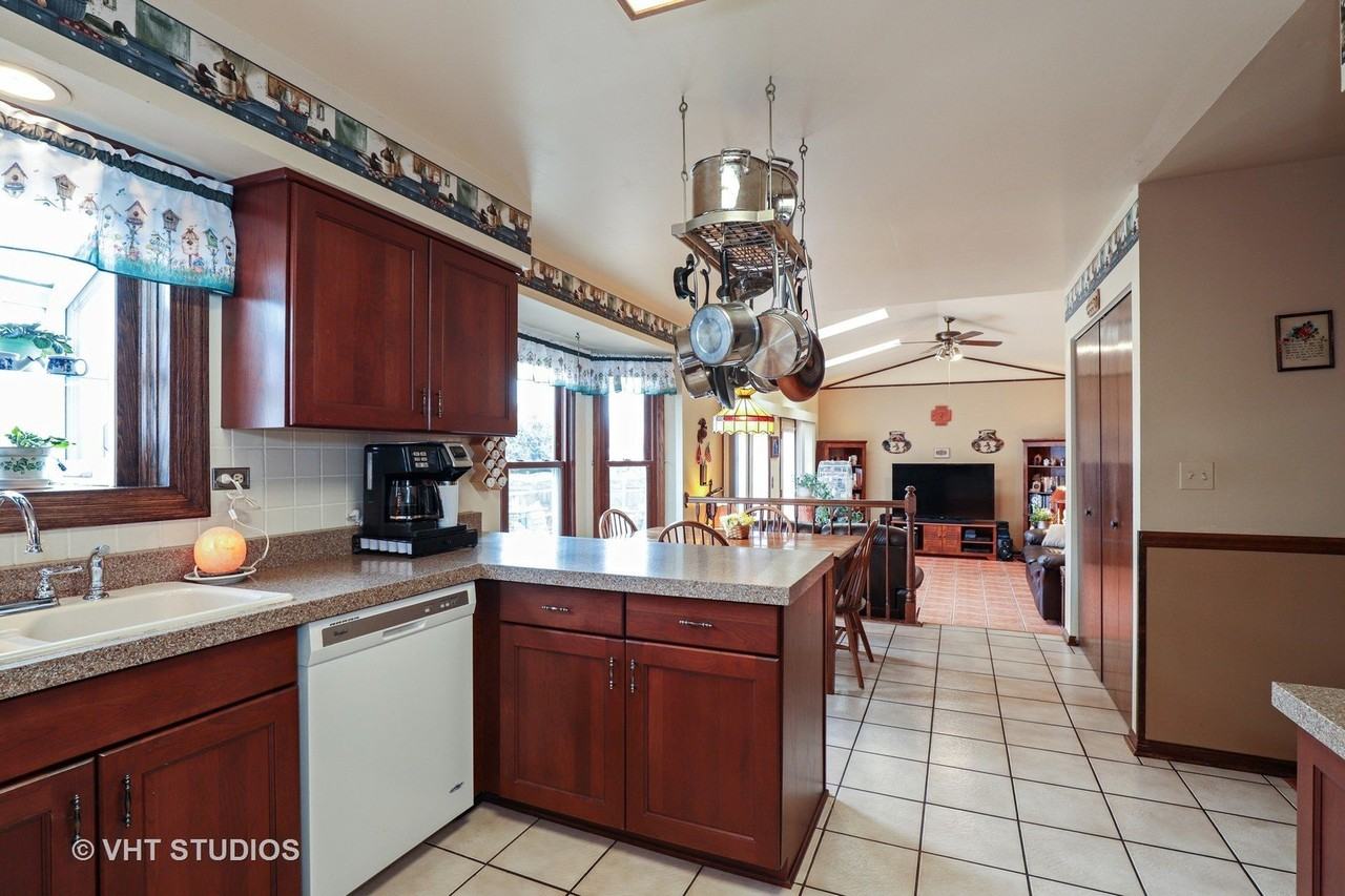 1162 Sandhurst Dr - Photo 5 of 18