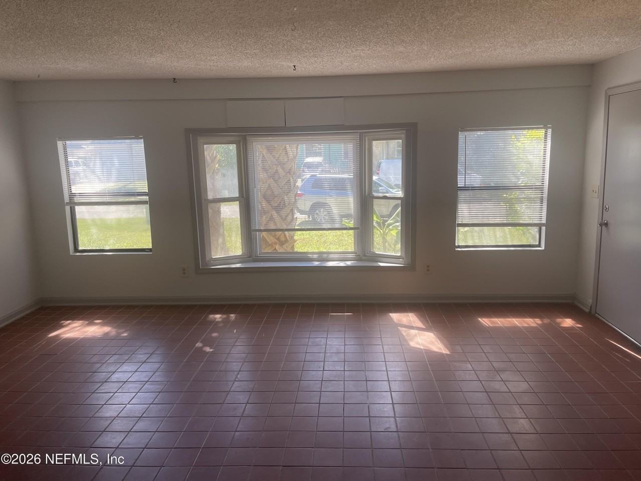 530 Myra St - Photo 3 of 21