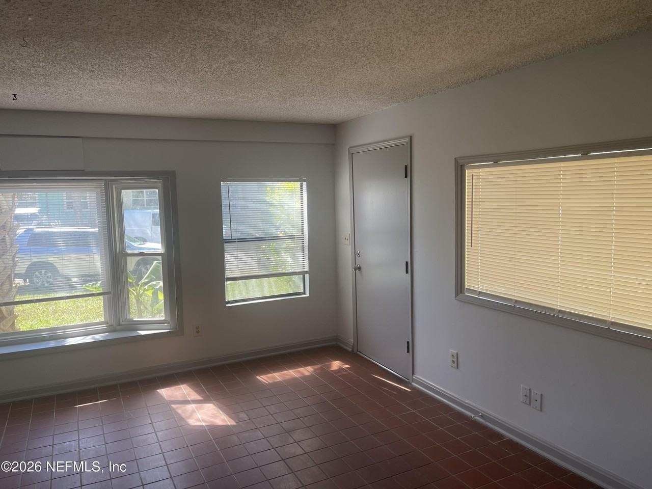 530 Myra St - Photo 4 of 21