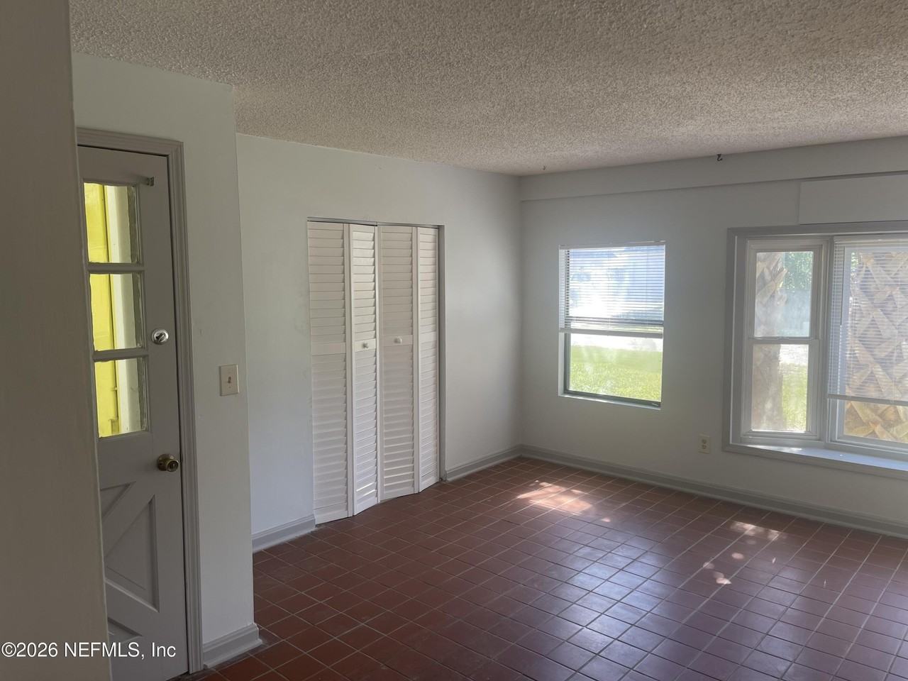 530 Myra St - Photo 5 of 21