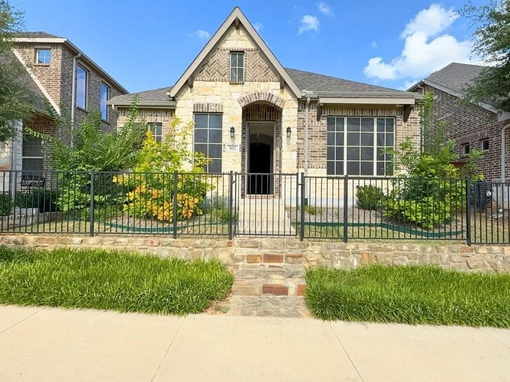 302 Julia Ln
