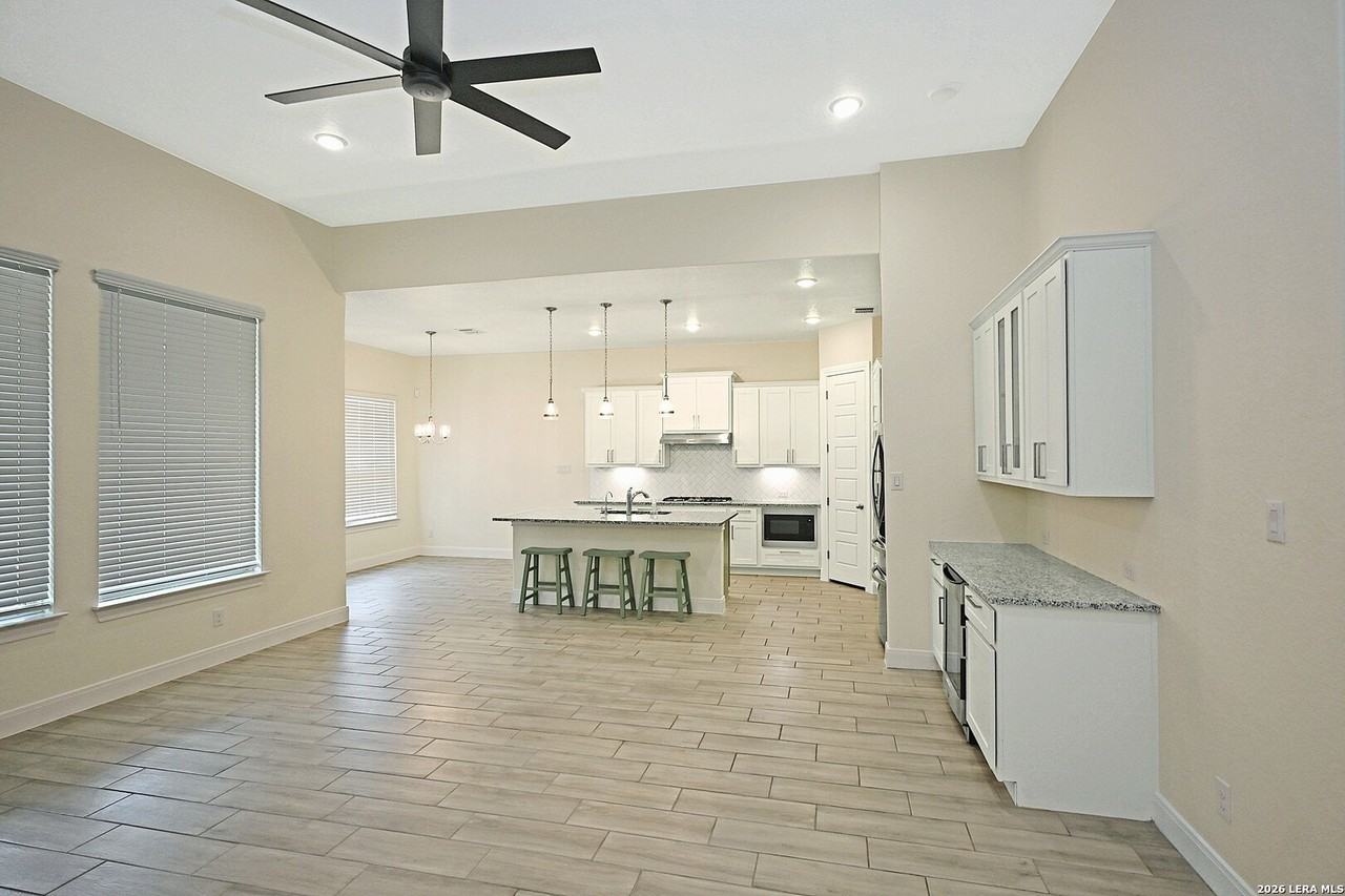 1434 Oaklawn Dr - Photo 4 of 43