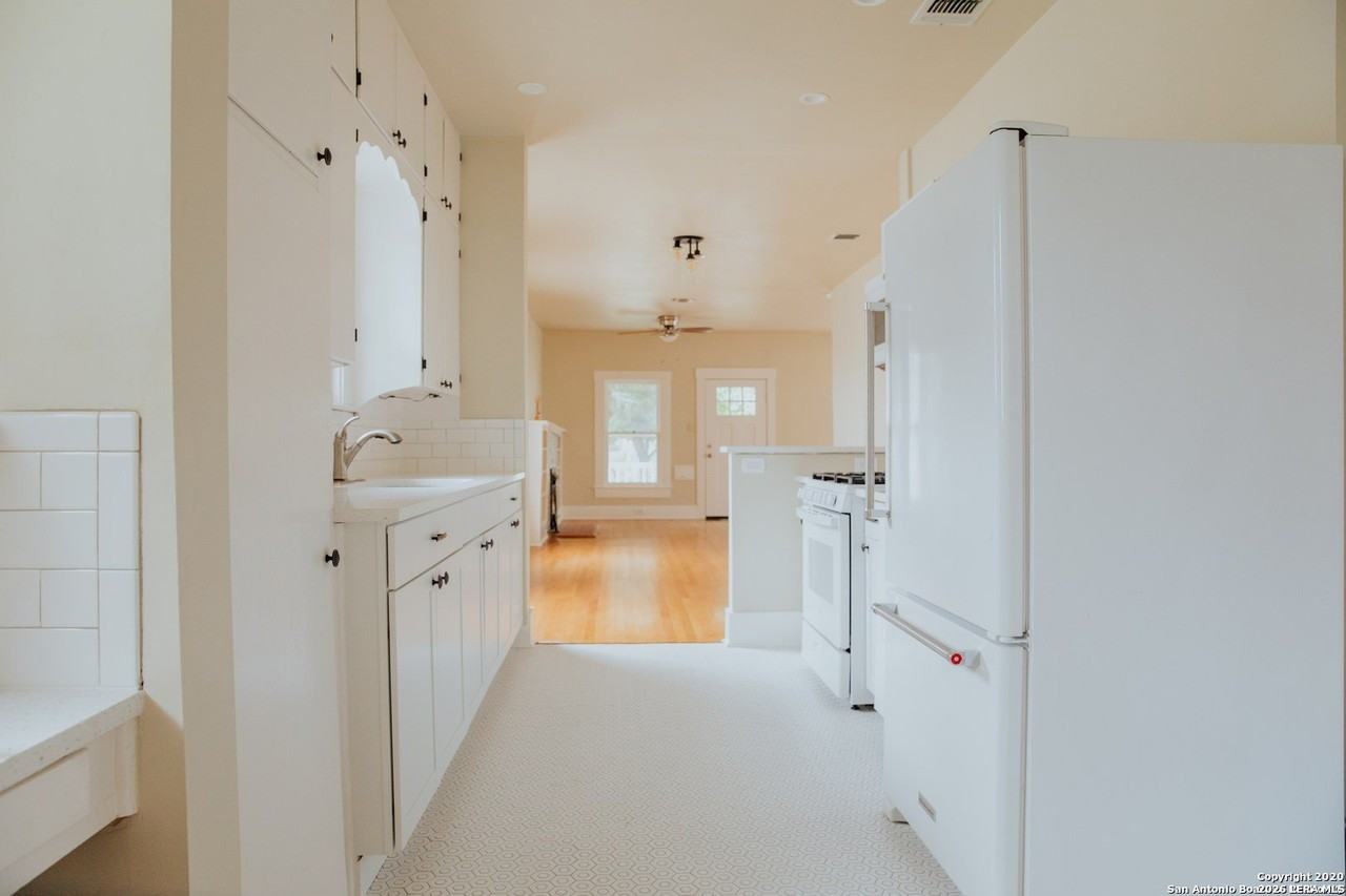 412 E Myrtle St - Photo 5 of 20