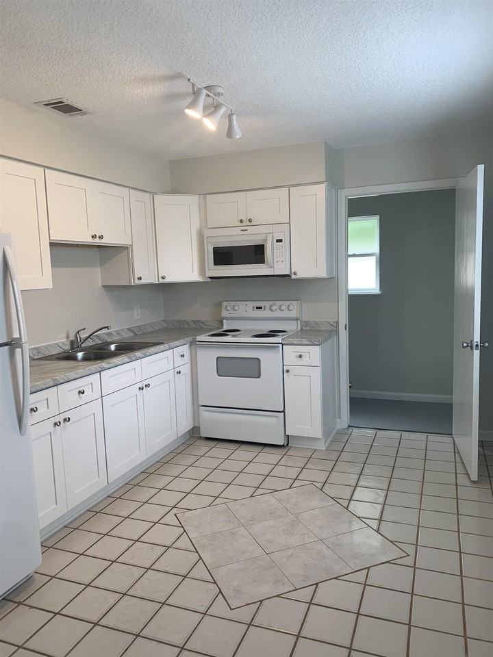 290 Floridian Ave #A - Photo 6 of 15