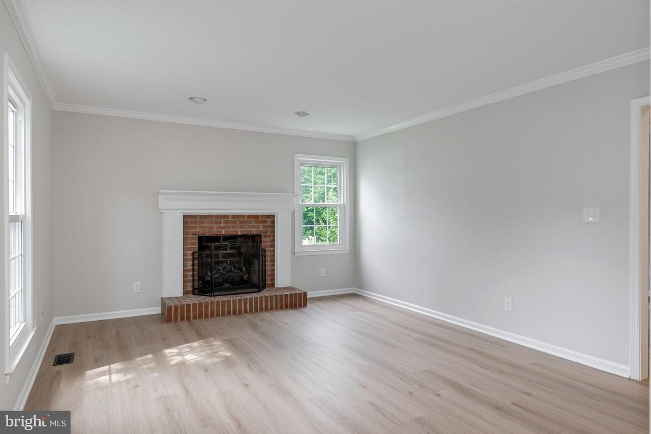 561 Tiffany Ct - Photo 4 of 37