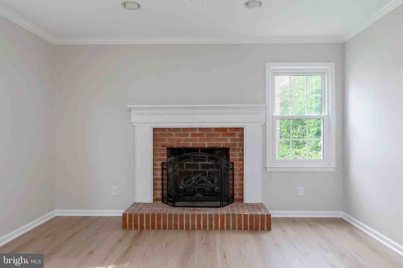 561 Tiffany Ct - Photo 5 of 37