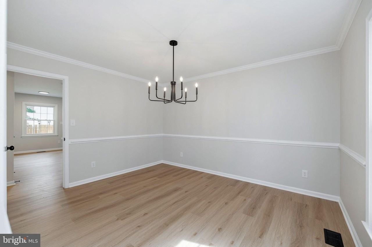561 Tiffany Ct - Photo 7 of 37