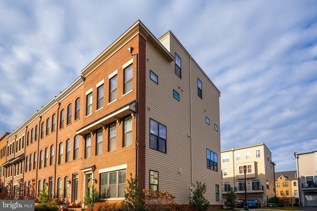 42365 Zebulon Sq - Photo 2 of 50