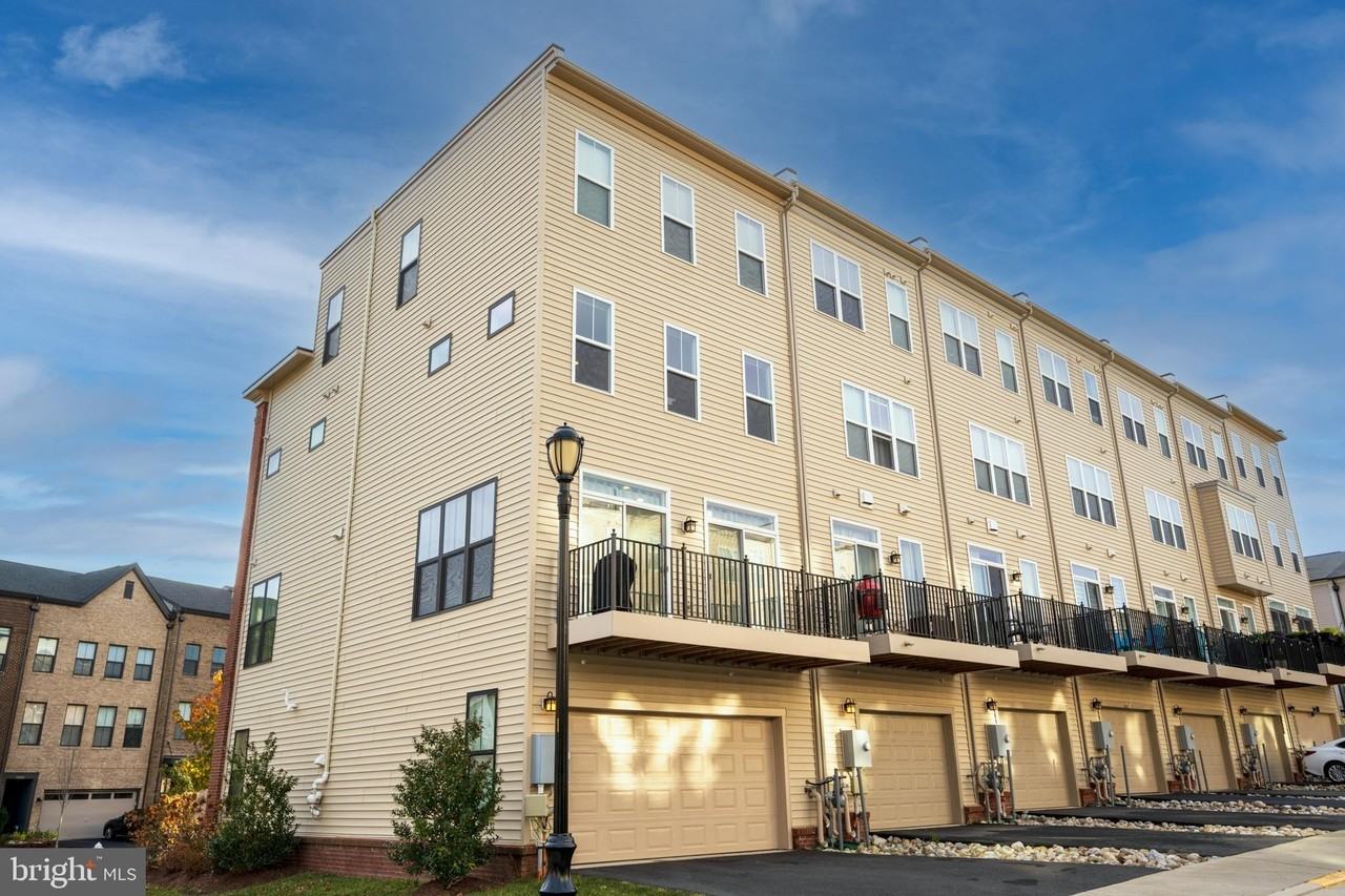 42365 Zebulon Sq - Photo 3 of 50