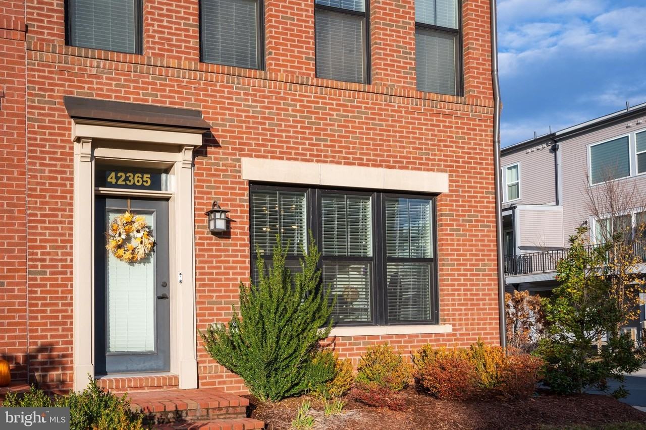 42365 Zebulon Sq - Photo 6 of 50