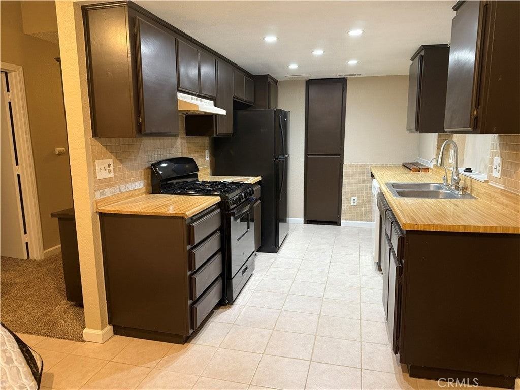 1260 Mirage Dr - Photo 3 of 9