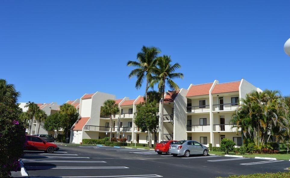 3050 Presidential Way - Photo 2 of 21
