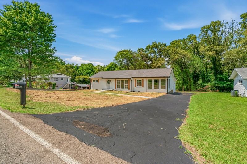 6821 Westland Dr - Photo 2 of 42