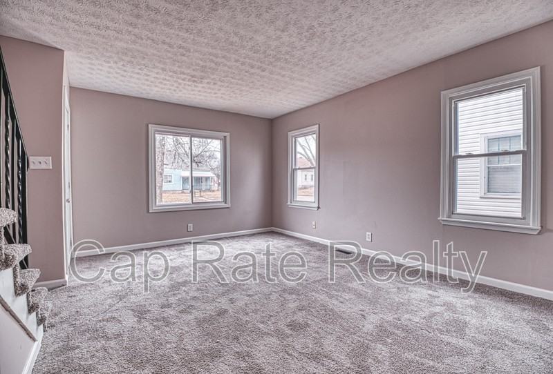 1143 Duxberry Ave - Photo 3 of 21