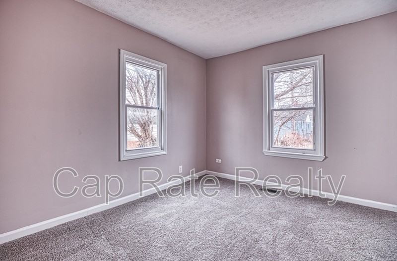 1143 Duxberry Ave - Photo 4 of 21