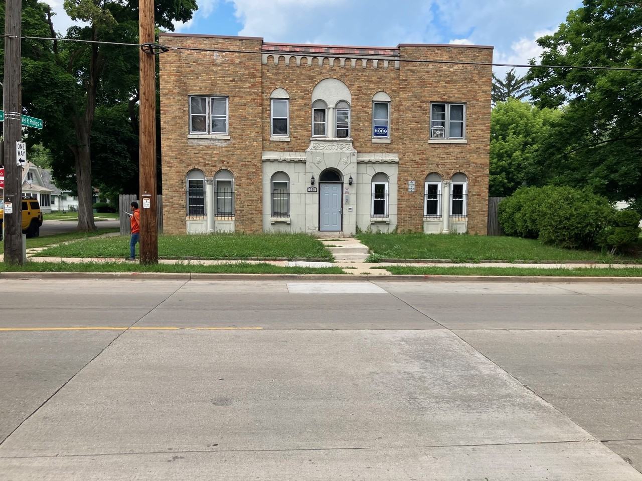 330 West Keefe Avenue - Photo 2 of 20