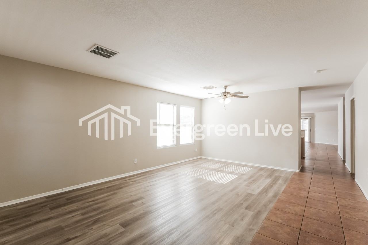 8053 W Caron Dr - Photo 3 of 15