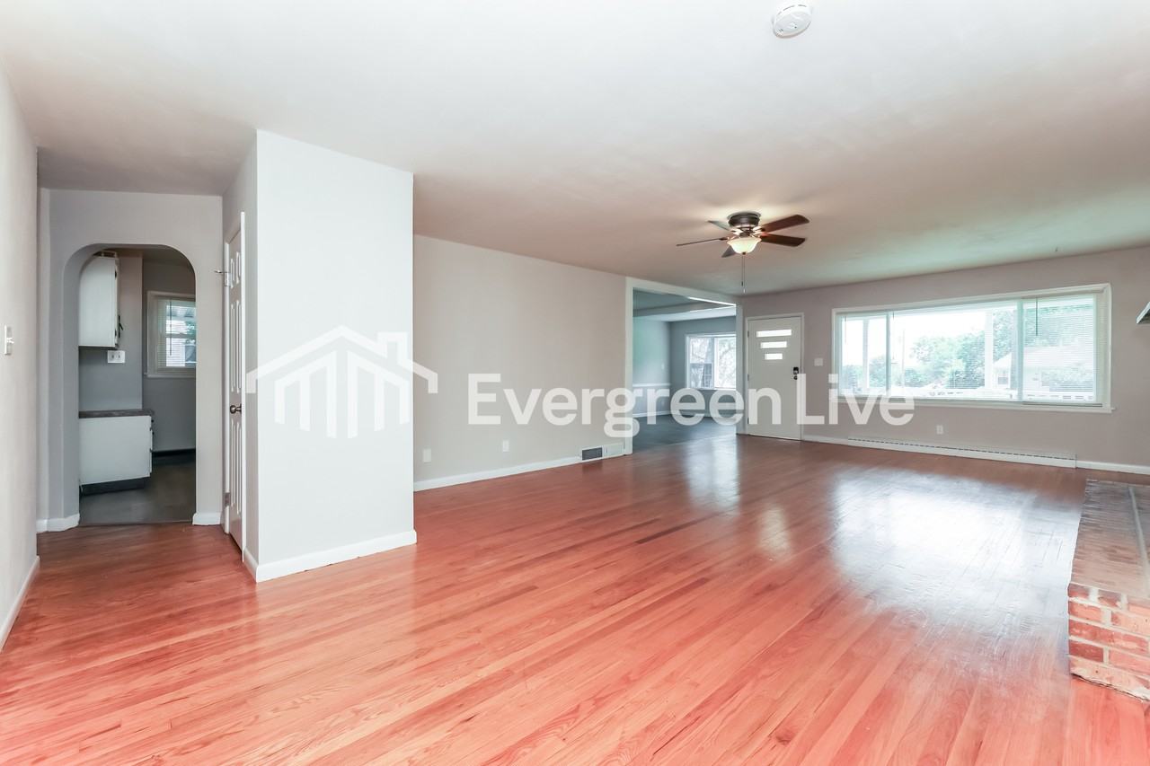 303 Meyer Ave - Photo 3 of 15