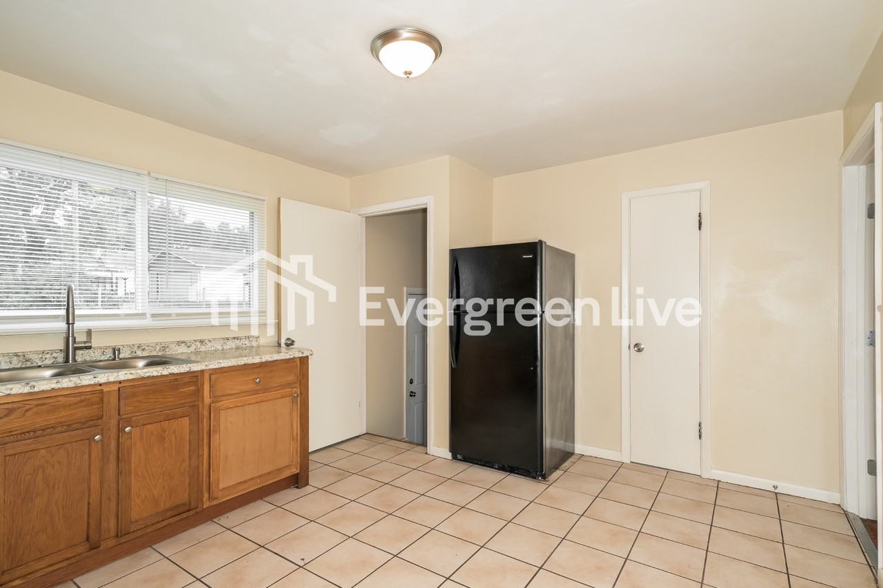 9708 Theodosia Ave - Photo 6 of 15