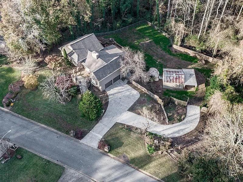 2189 Chartwell Dr - Photo 3 of 35