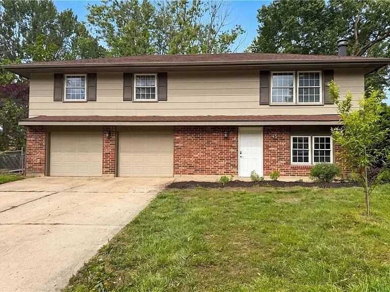 1913 Ne Grant Cir - Photo 2 of 17