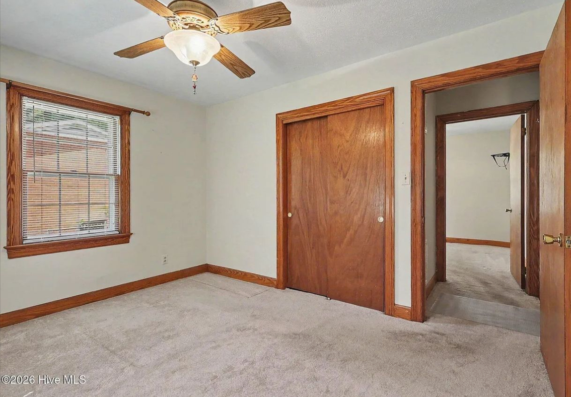 325 Jefferson Dr - Photo 4 of 8