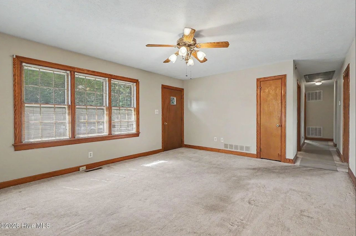 325 Jefferson Dr - Photo 5 of 8
