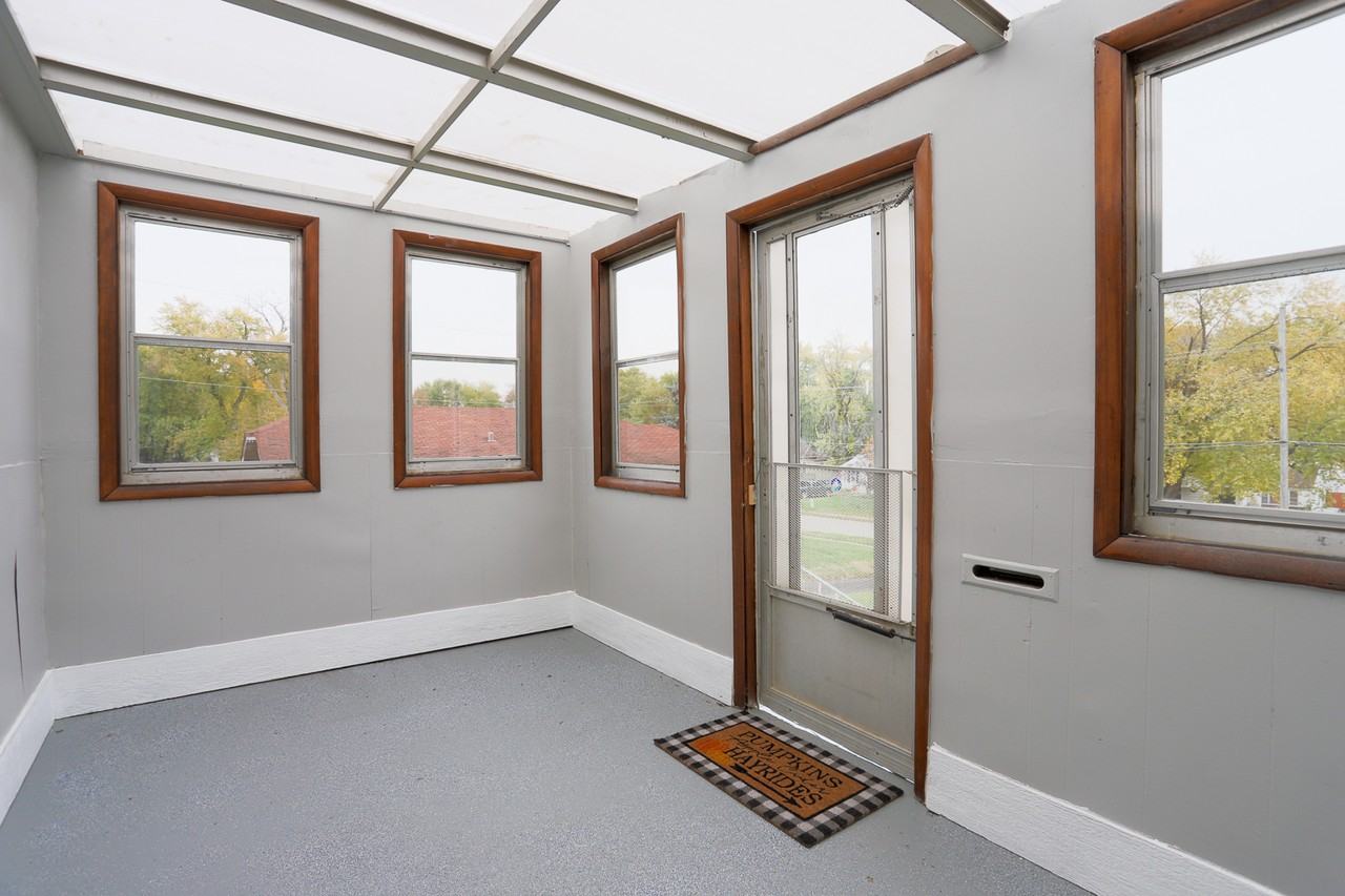 3340 Forest Lawn Ave - Photo 2 of 10