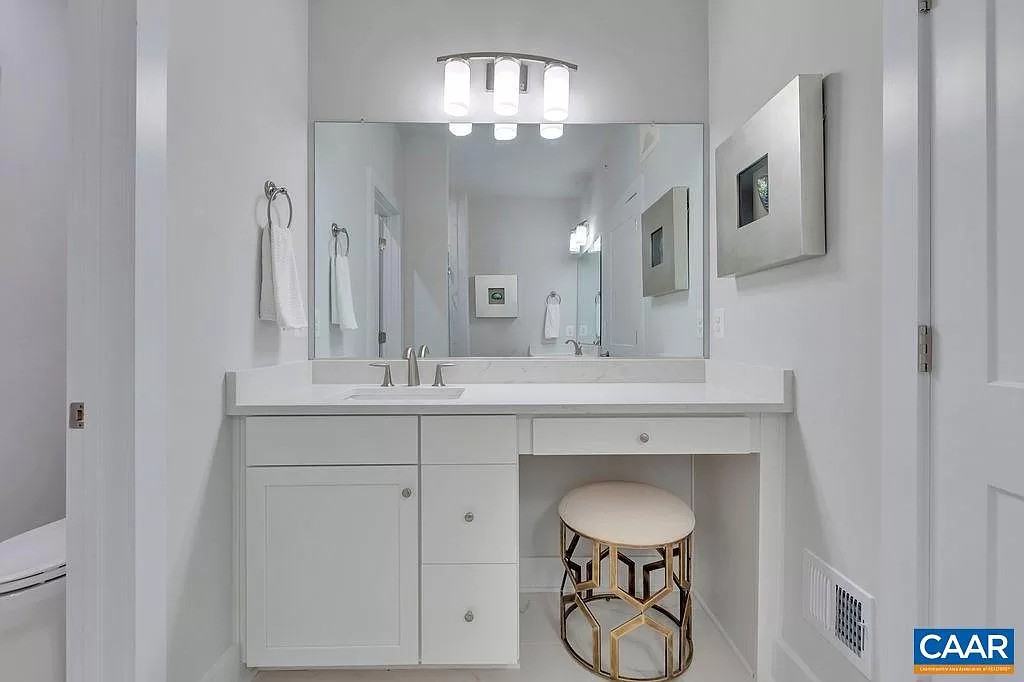 933 Salamander St #B - Photo 7 of 16