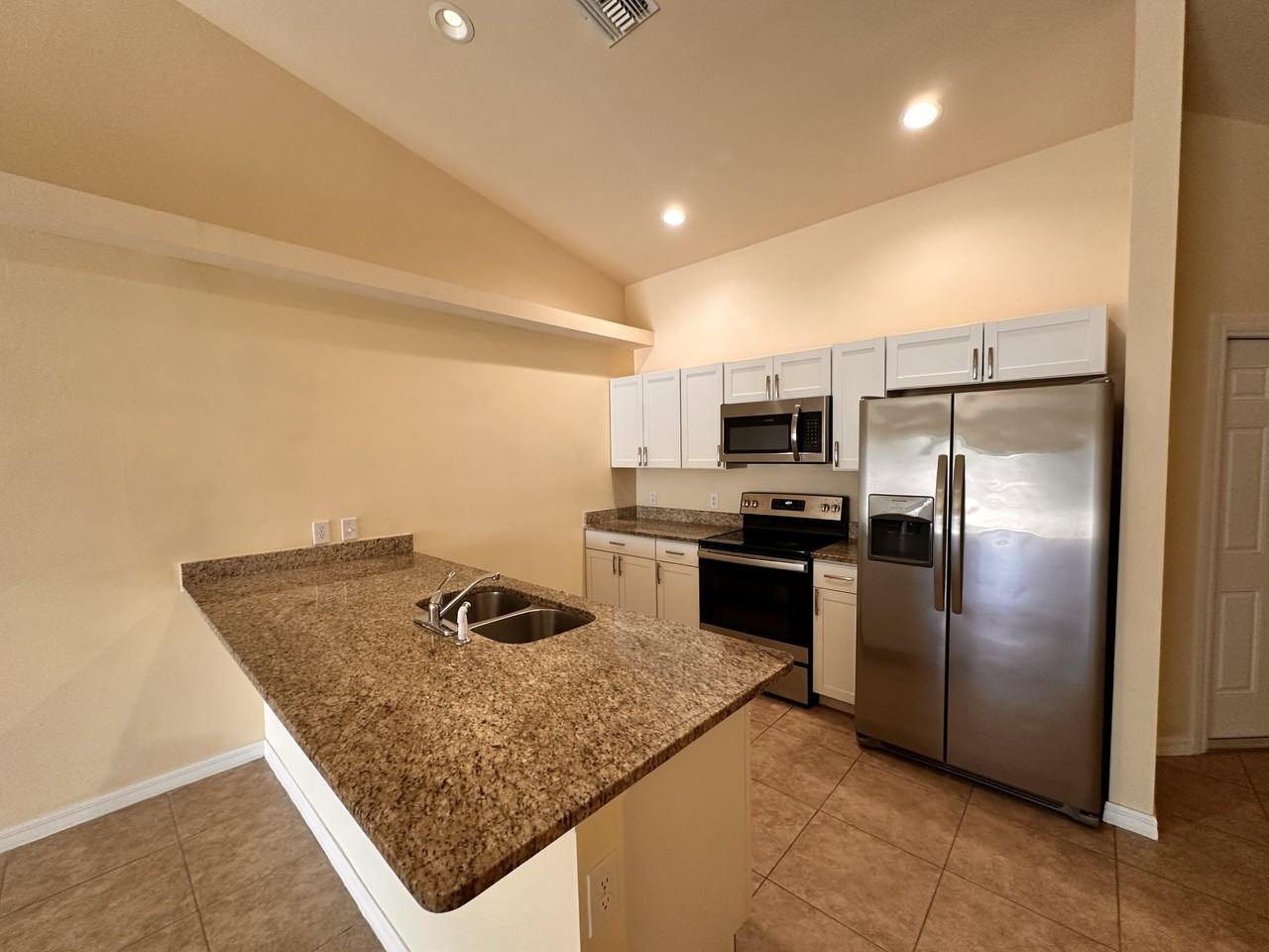 1033 Se 12th St - Photo 2 of 18