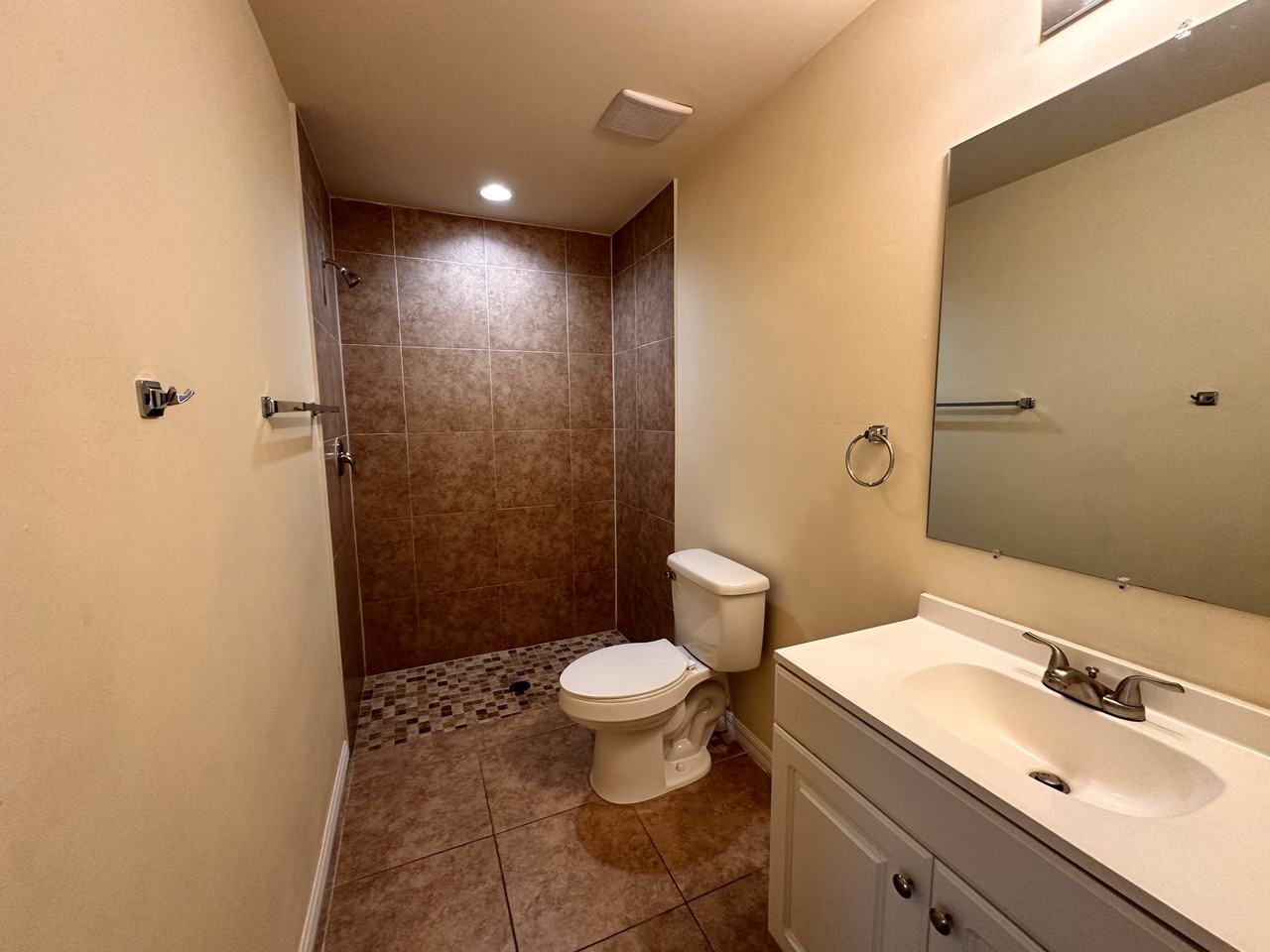 1033 Se 12th St - Photo 3 of 18