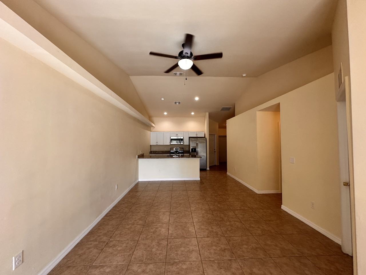 1033 Se 12th St - Photo 4 of 18