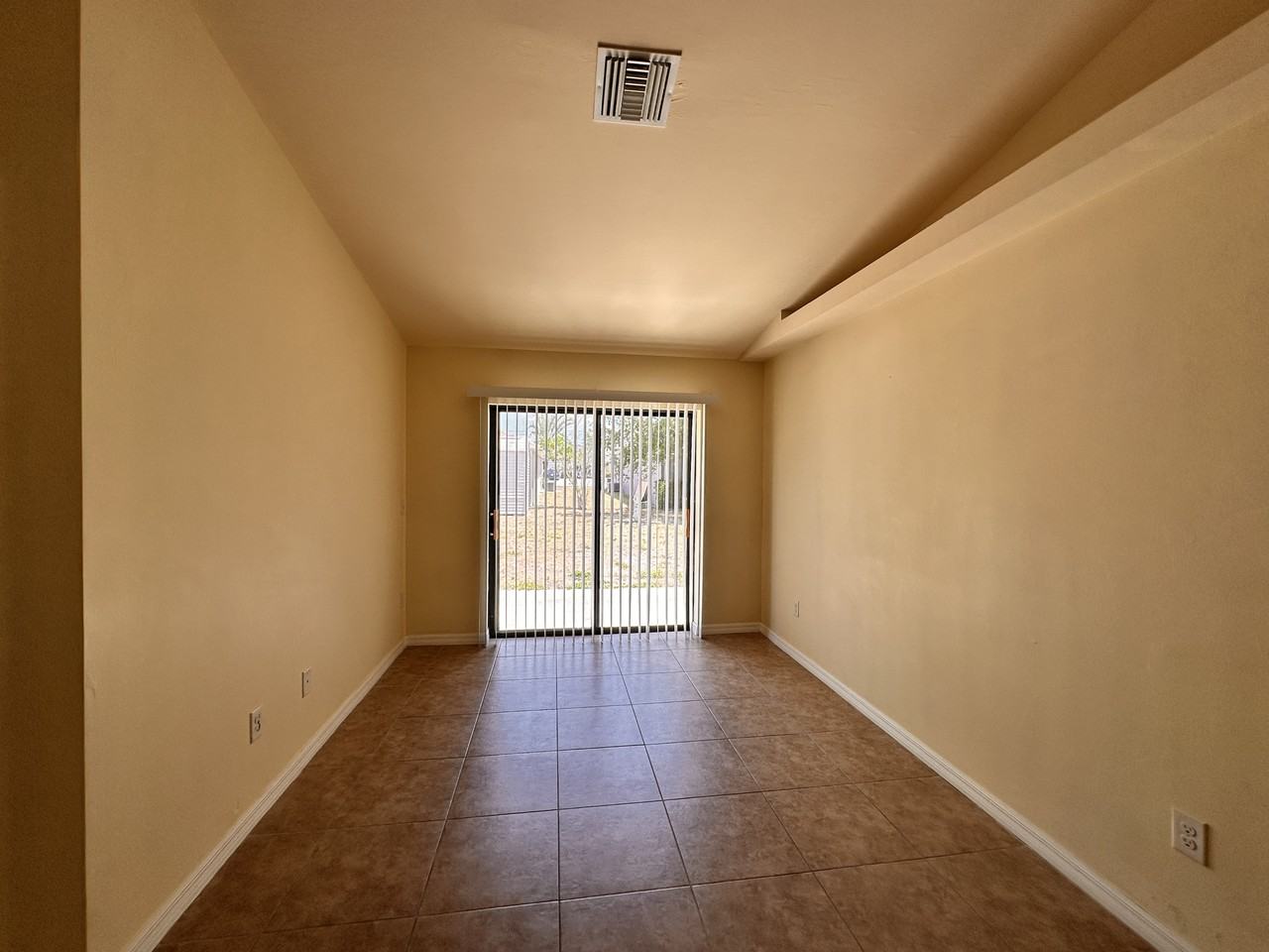 1033 Se 12th St - Photo 5 of 18
