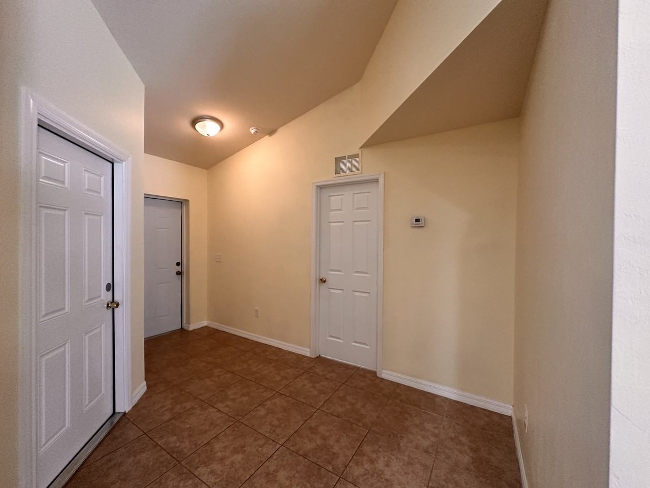 1033 Se 12th St - Photo 6 of 18